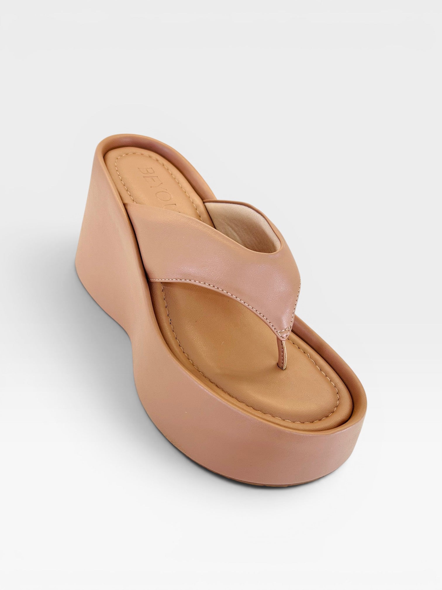 Sandália flatform Beyou Shoes modelo Tulum na cor nude, confeccionada em napa com solado alto de 7 cm.