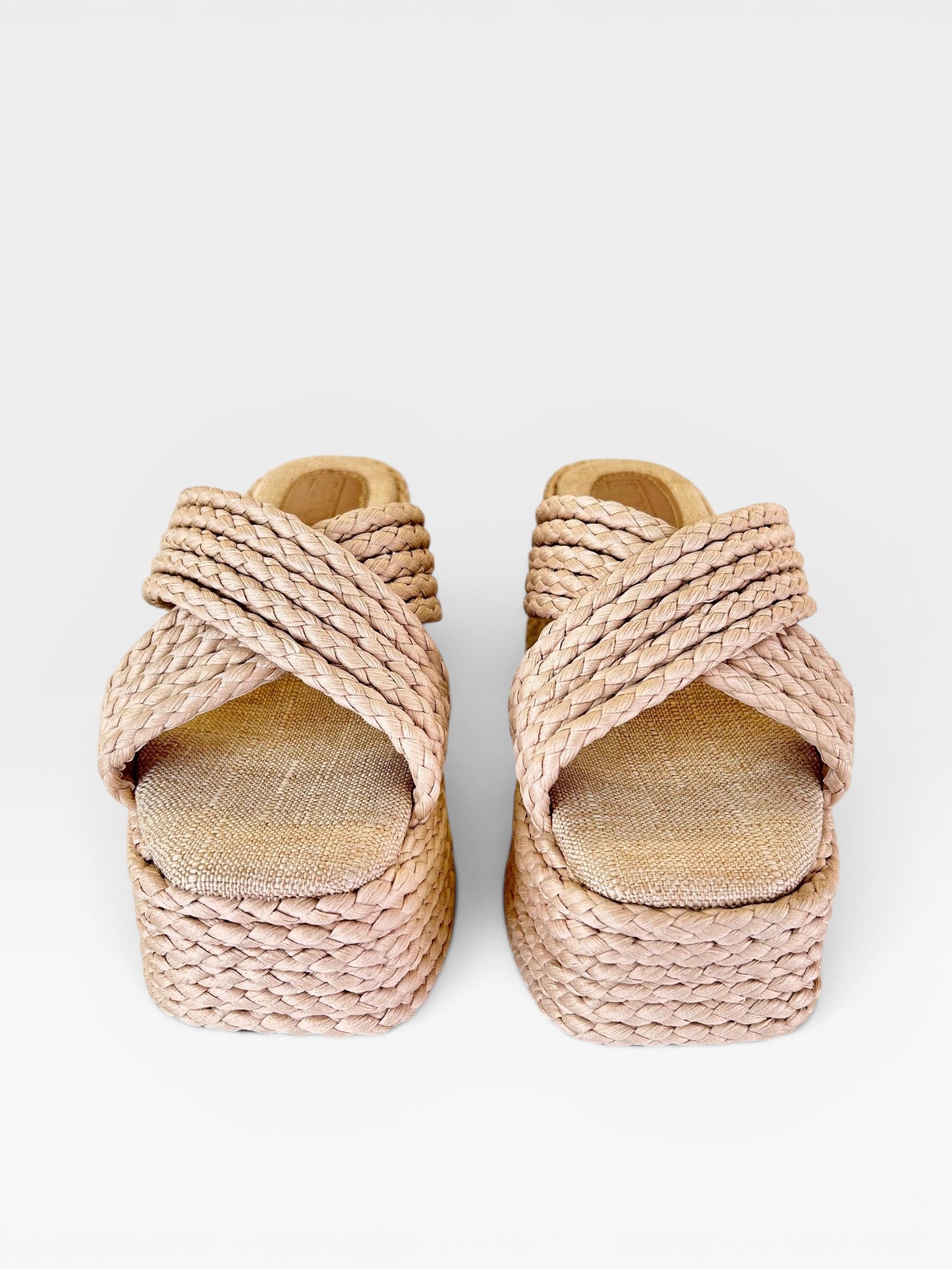 Sandália flatform Beyou Shoes Amalfi nude em corda trançada com tiras cruzadas e solado alto de 7 cm