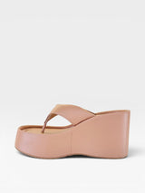 Sandália flatform Beyou Shoes modelo Tulum na cor nude, feita em napa com solado alto de 7 cm, vista lateral.