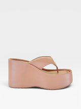 Sandália flatform Beyou Shoes Tulum nude em napa com solado alto de 7 cm, design moderno estilo chinelo