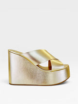 Sandália flatform Beyou Shoes Maldivas na cor ouro light em napa com tiras cruzadas em X e solado alto