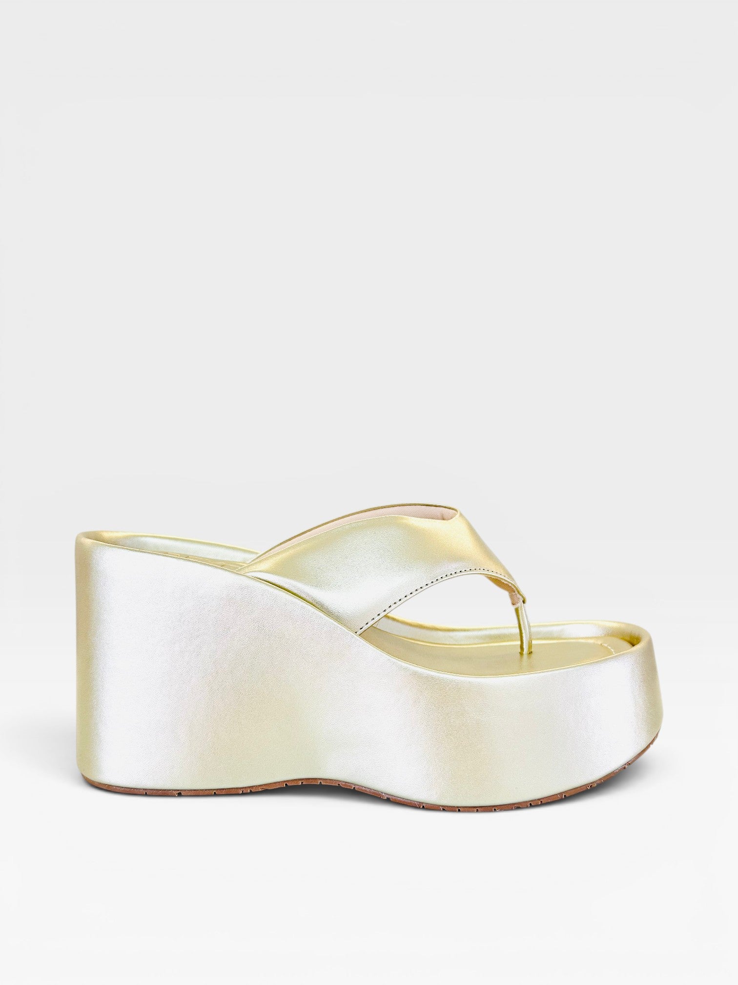 Sandália flatform Beyou Shoes Tulum na cor ouro light em napa com solado alto de 7 cm, vista lateral.