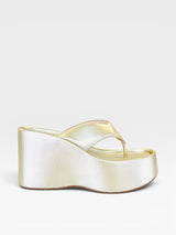 Sandália flatform Beyou Shoes Tulum na cor ouro light em napa com solado alto de 7 cm, vista lateral.