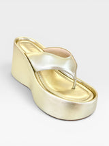 Sandália flatform Beyou Shoes Tulum na cor ouro light em napa com solado alto de 7 cm e design moderno