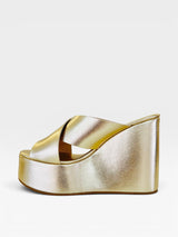 Sandália flatform Beyou Shoes Maldivas na cor ouro light com tiras em X e solado plataforma alto
