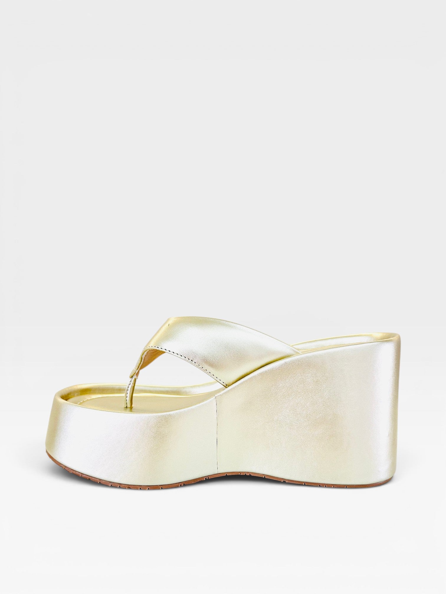Sandália flatform Beyou Shoes Tulum na cor ouro light em napa com solado alto de 7 cm, vista lateral.