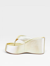 Sandália flatform Beyou Shoes Tulum na cor ouro light em napa com solado alto de 7 cm, vista lateral.
