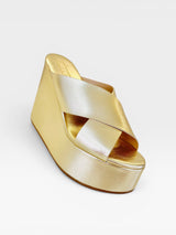 Sandália flatform Beyou Shoes Maldivas na cor ouro light com tiras cruzadas em napa e solado plataforma alto