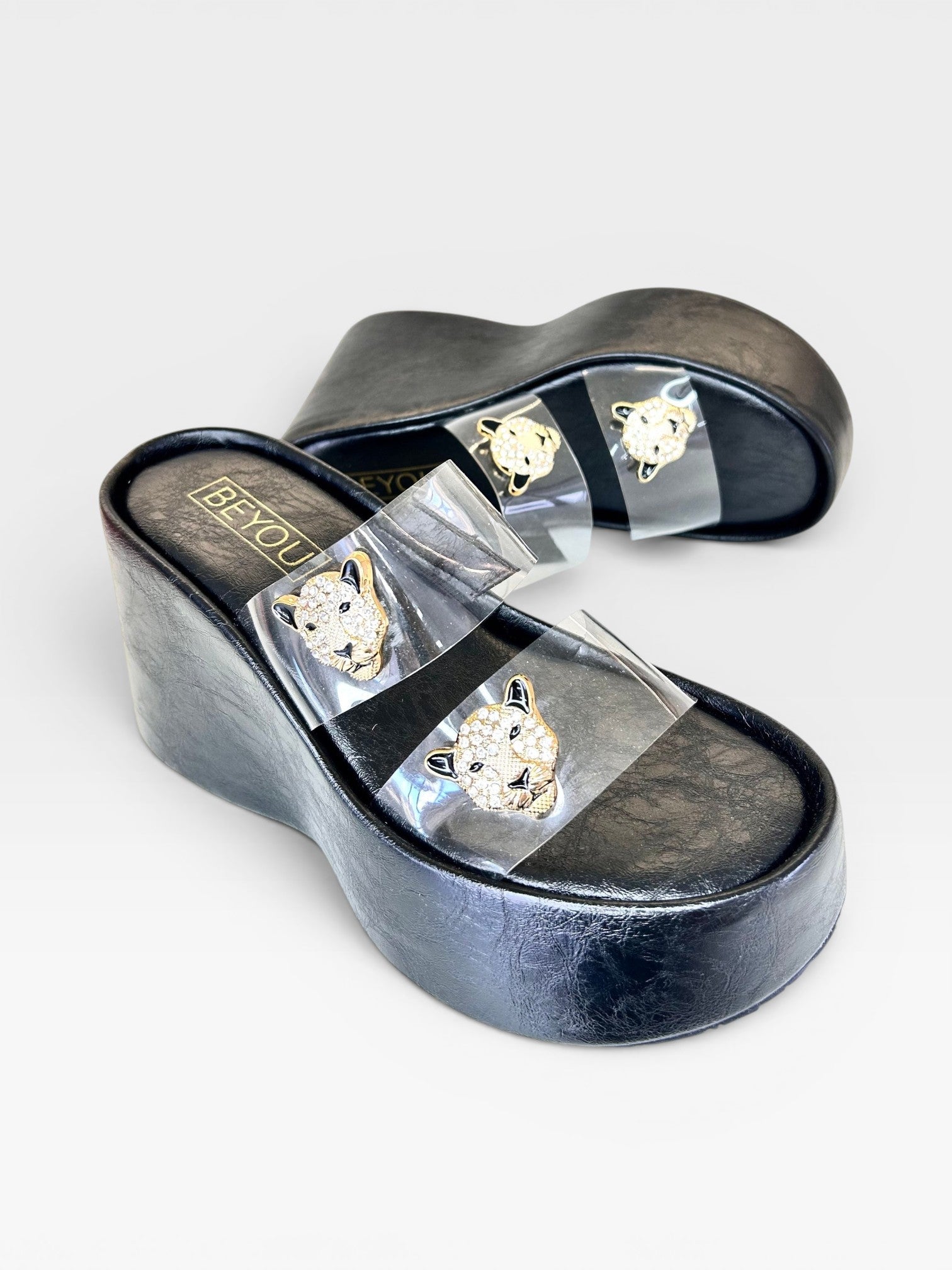 Sandália flatform preta Beyou Shoes em napa e vinil com tiras transparentes e detalhes de cabeça de felino com strass