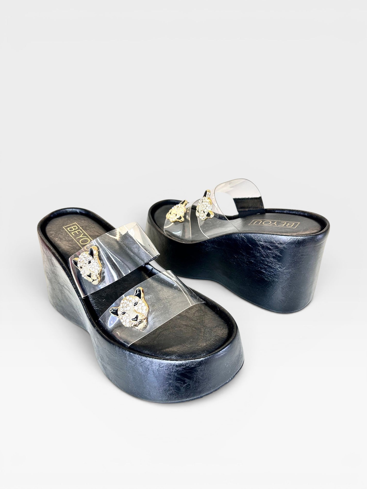 Sandália flatform preta Beyou Shoes com tiras de vinil transparente e detalhes decorativos de cabeça de felino