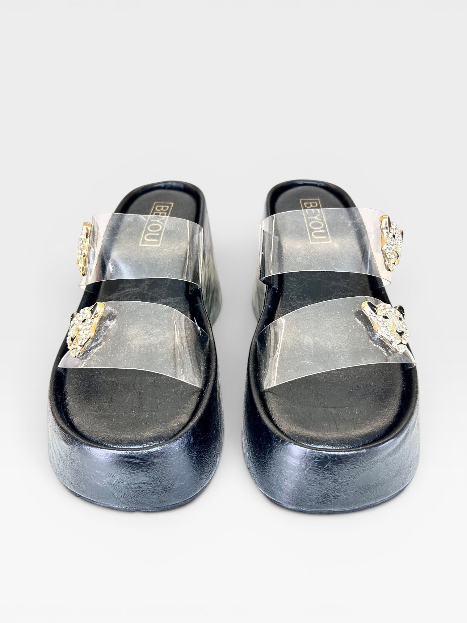 Sandália flatform preta Beyou Shoes em napa e vinil com tiras transparentes e detalhes de pedraria lateral
