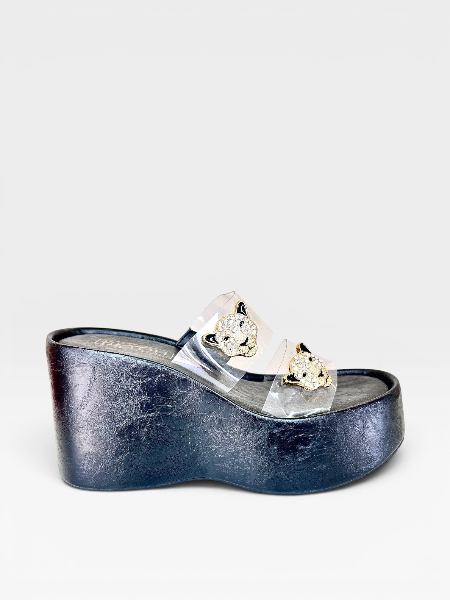 Sandália flatform preta Beyou Shoes em napa e vinil com tiras transparentes e detalhes de felinos com strass