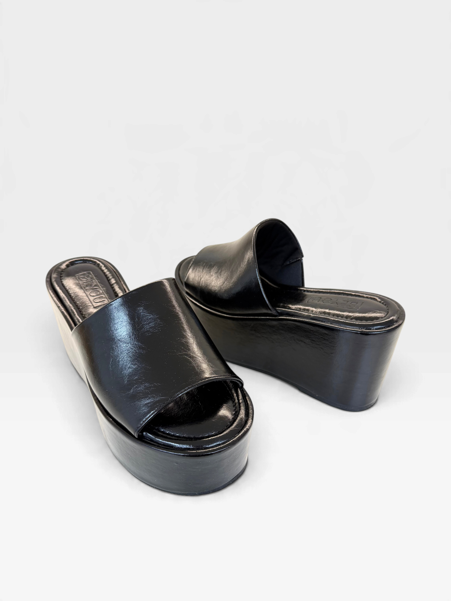 Sandália flatform preta Beyou Shoes em napa com salto anabela texturizado de 8 cm e tira larga elegante