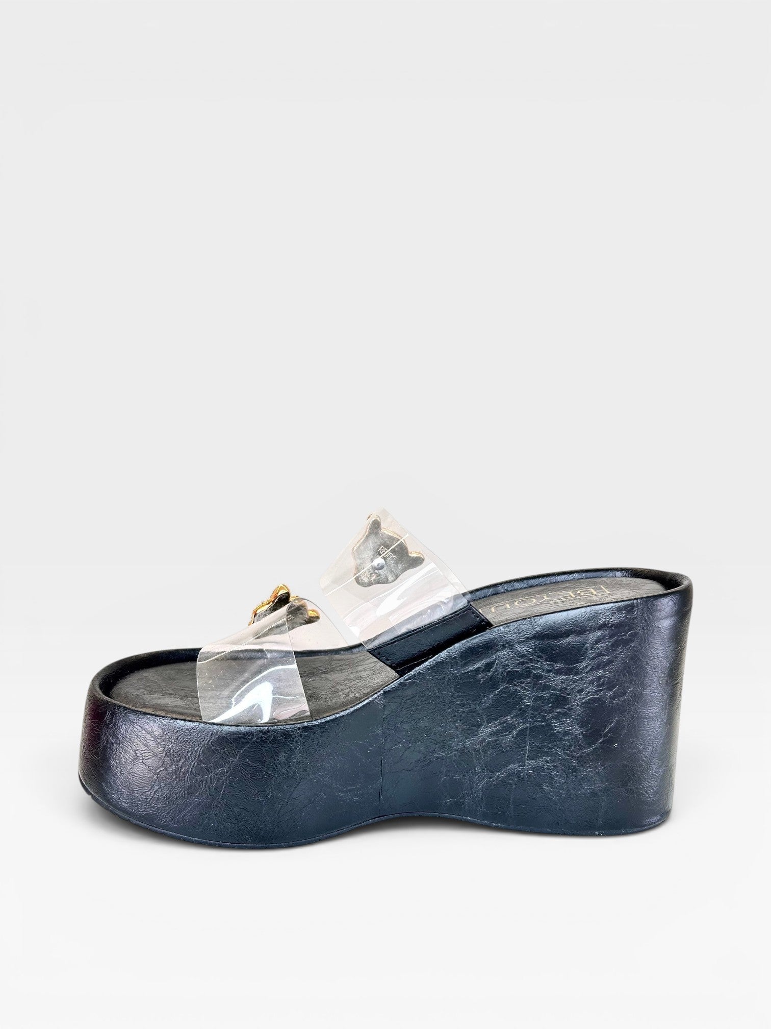 Sandália flatform Beyou Shoes preta em napa e vinil com solado alto de 7 cm e tiras transparentes