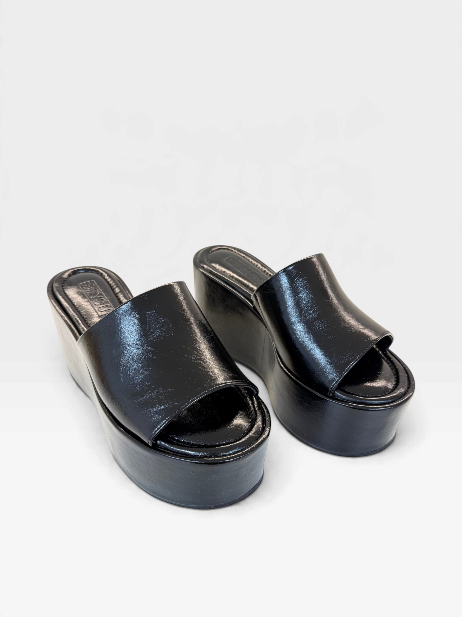 Sandália flatform Beyou Shoes preta em napa com salto anabela de 8 cm e tira larga elegante