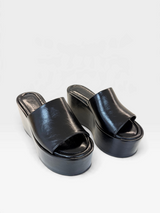 Sandália flatform Beyou Shoes preta em napa com salto anabela de 8 cm e tira larga elegante