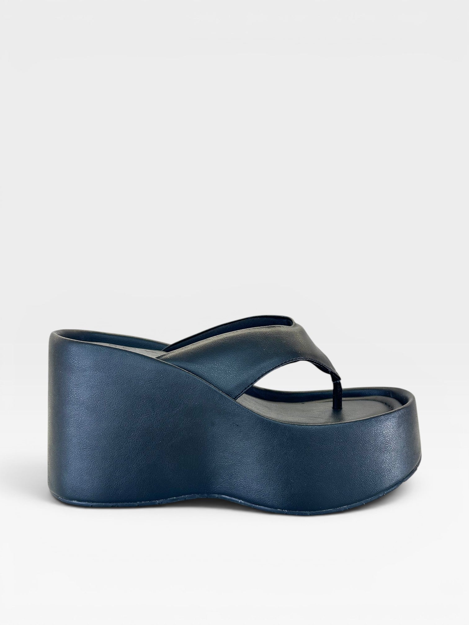 Sandália flatform preta Beyou Shoes em napa com solado alto de 7 cm e design estilo chinelo