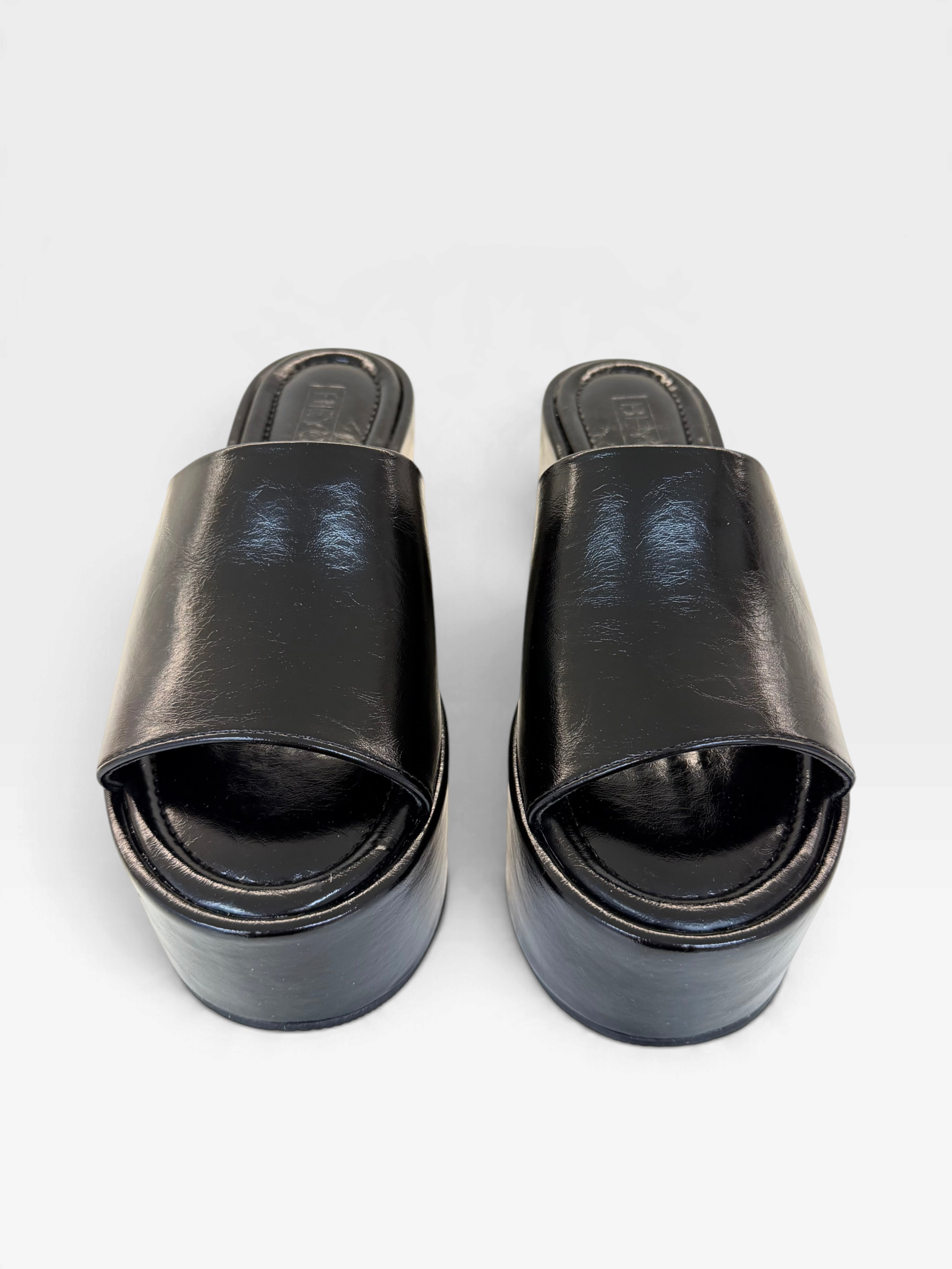 Sandália flatform preta Beyou Shoes em napa com tira larga e salto anabela texturizado de 8 cm