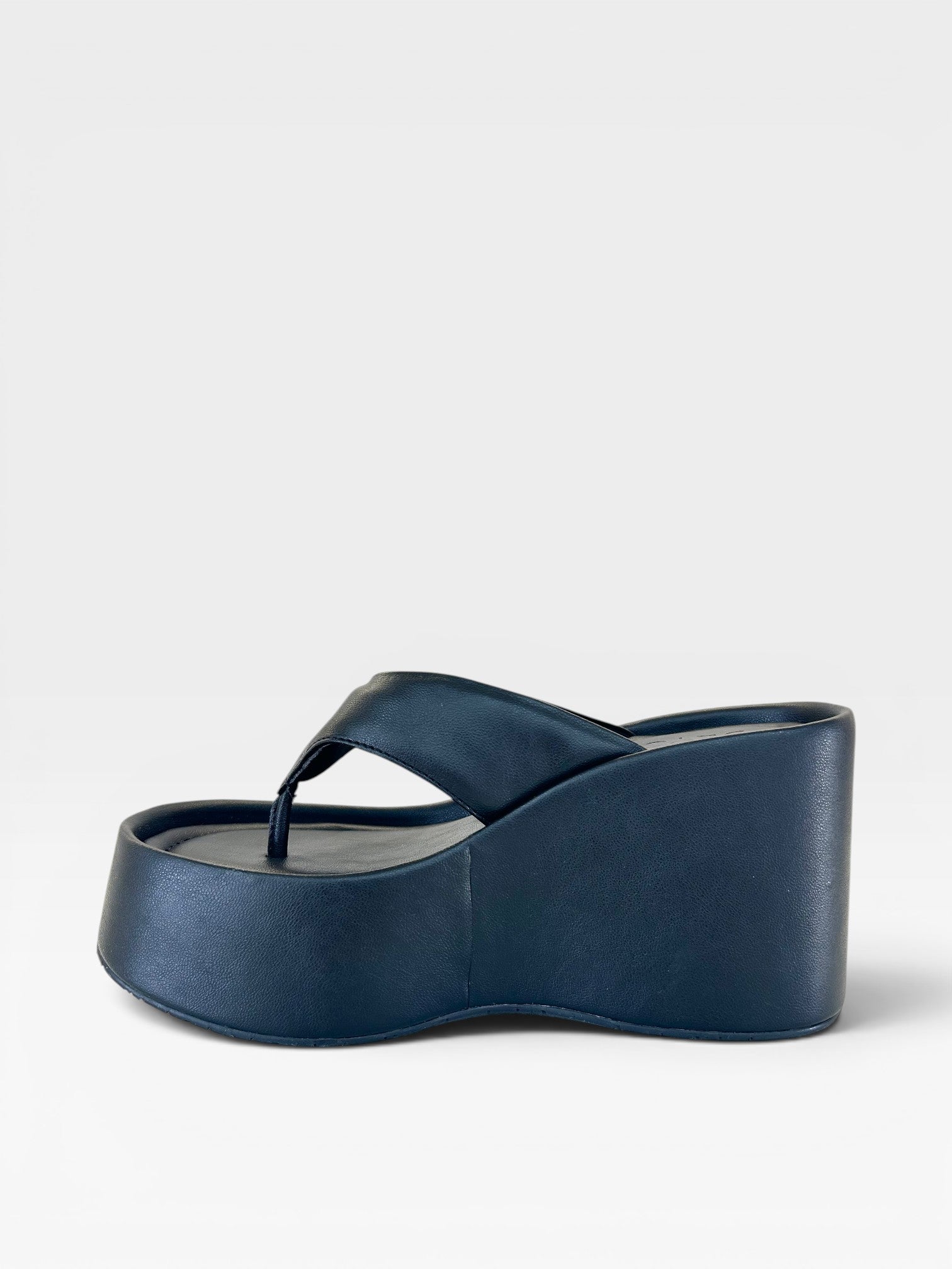 Sandália flatform preta Beyou Shoes em napa com solado alto de 7 cm, design moderno estilo chinelo de dedo.