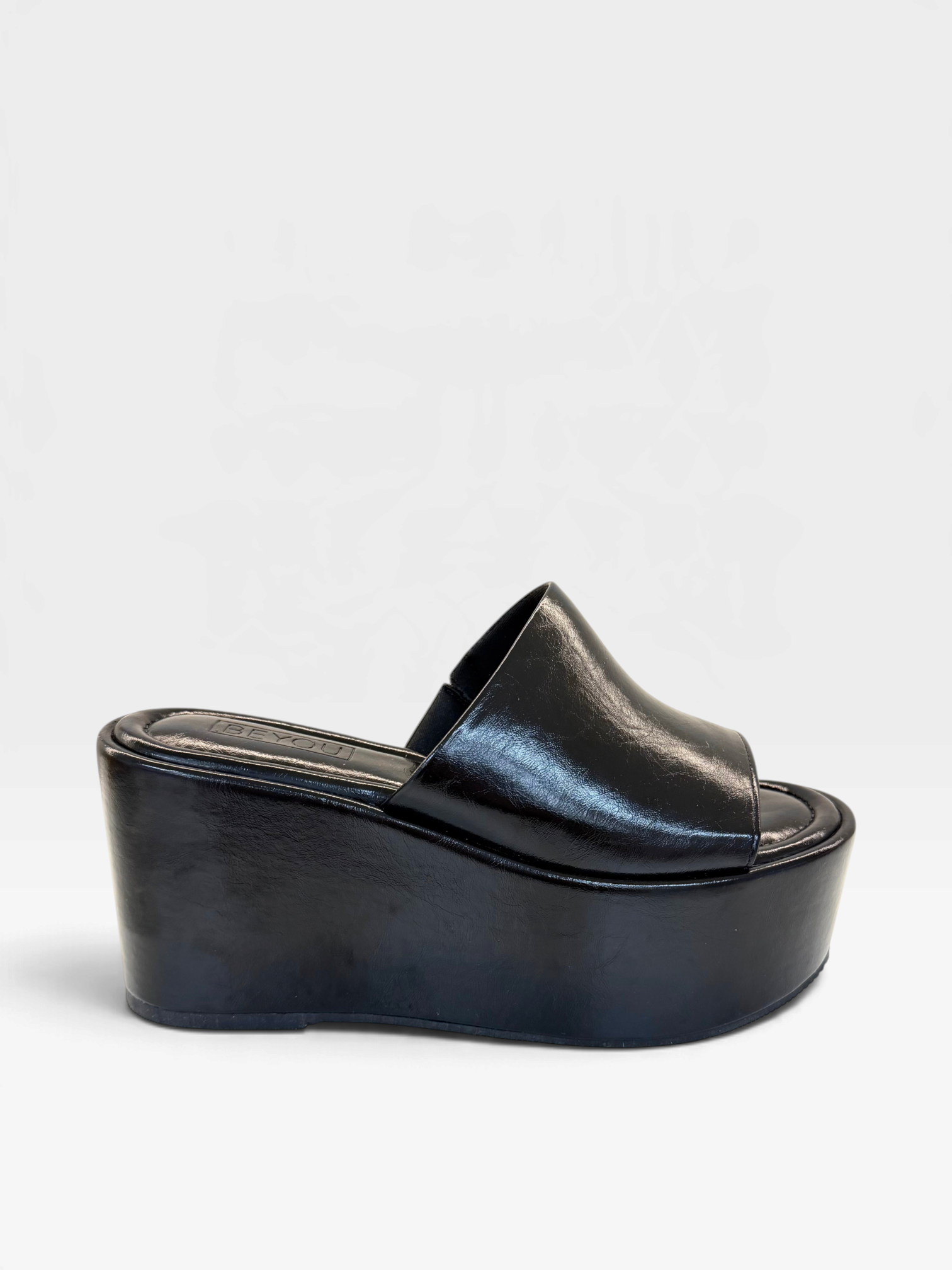 Sandália flatform preta Beyou Shoes em napa com salto anabela de 8 cm e tira larga elegante