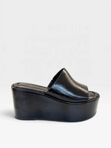 Sandália flatform preta Beyou Shoes em napa com salto anabela de 8 cm e tira larga elegante
