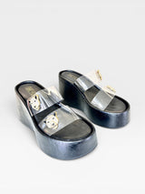 Sandália flatform preta Beyou Shoes em napa e vinil com tiras transparentes e detalhes de felinos dourados.