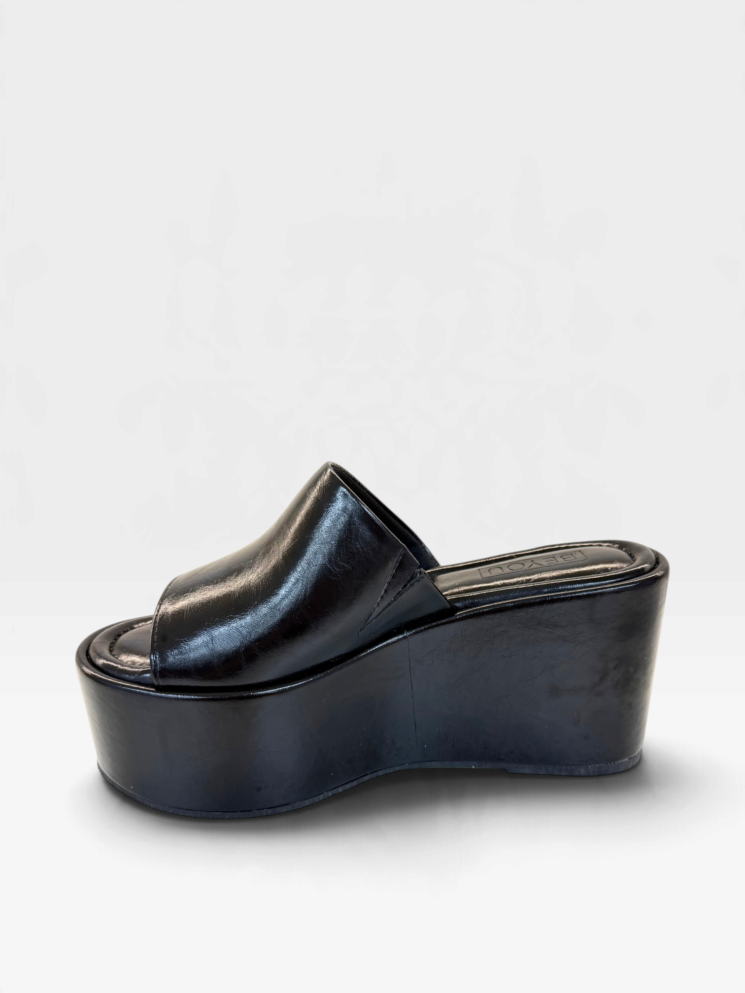Sandália flatform preta Beyou Shoes em napa com salto anabela texturizado de 8 cm e tira larga elegante