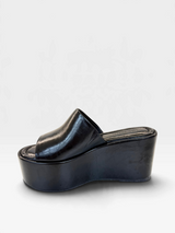Sandália flatform preta Beyou Shoes em napa com salto anabela texturizado de 8 cm e tira larga elegante