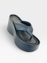 Sandália flatform Beyou Shoes Tulum preta em napa com solado alto de 7 cm e design moderno estilo chinelo