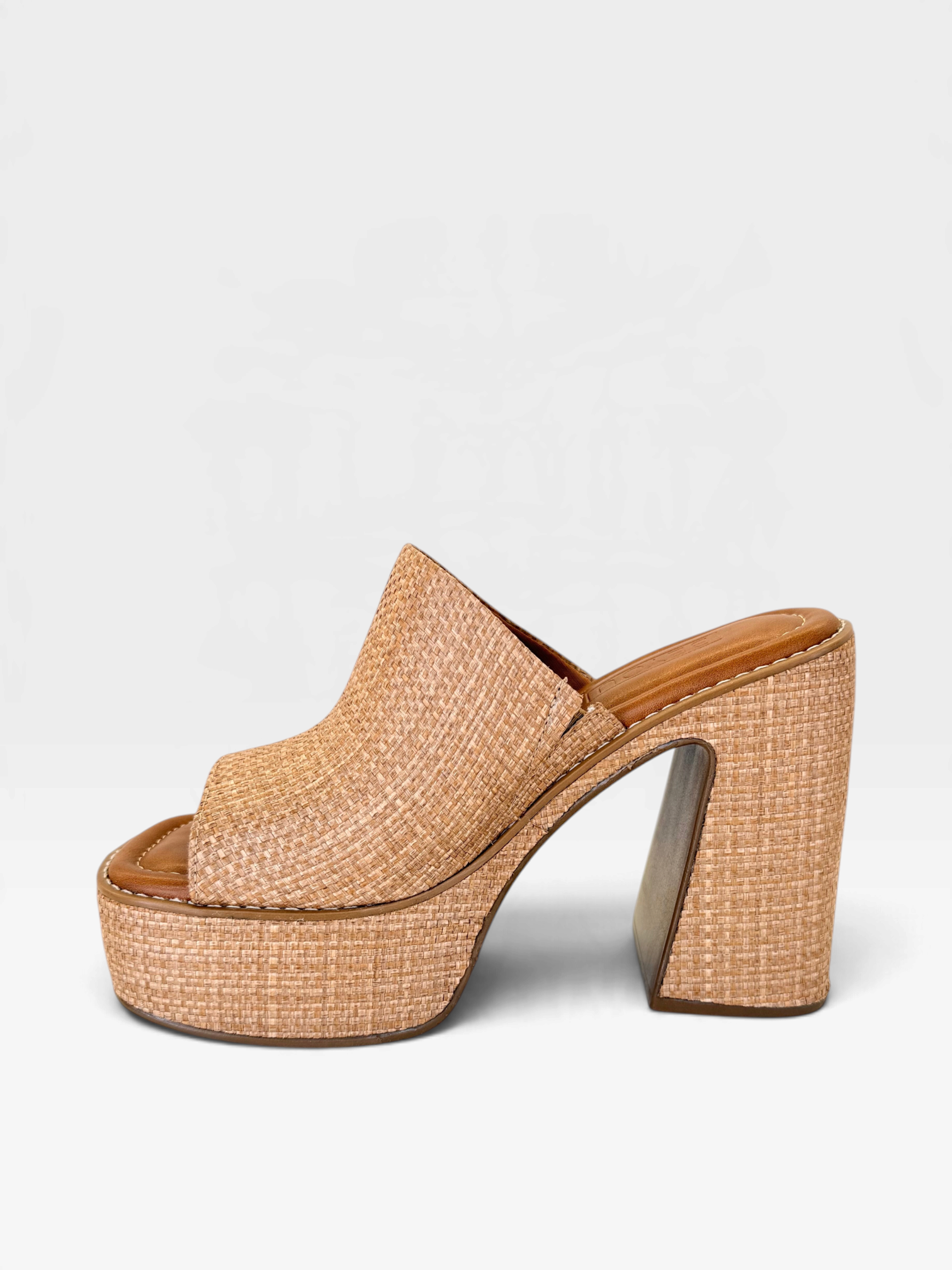Sandália flatform Beyou Shoes Kyoto em material sintético tramado bege e marrom com salto alto escultural