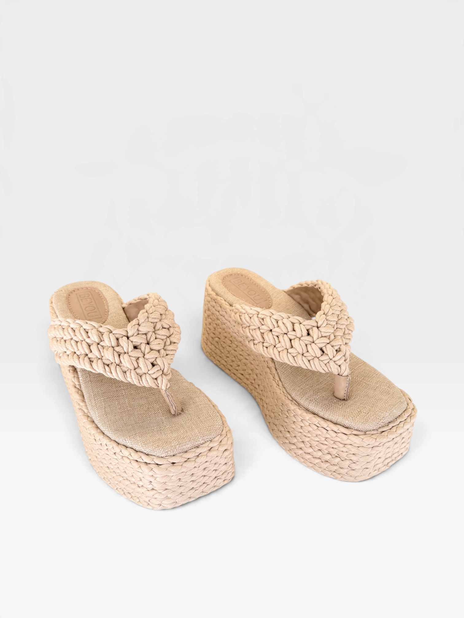 Sandália flatform Beyou Shoes Malta na cor bistrô, feita em corda com tiras trançadas e solado anabela de 9 cm.