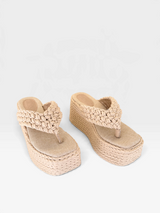 Sandália flatform Beyou Shoes Malta na cor bistrô, feita em corda com tiras trançadas e solado anabela de 9 cm.