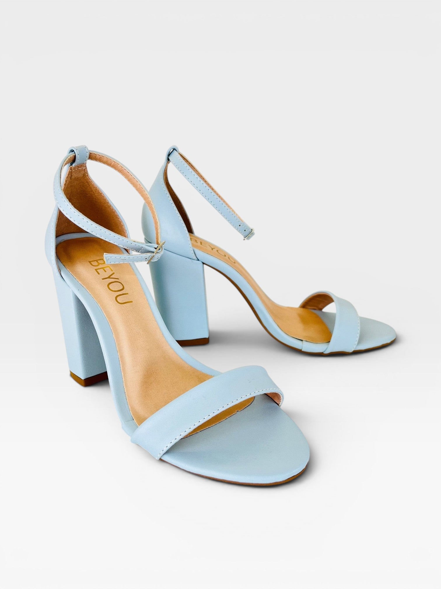 Sandália Ibiza Beyou Shoes azul em napa com salto bloco de 9,5 cm e fechamento por fivela no tornozelo