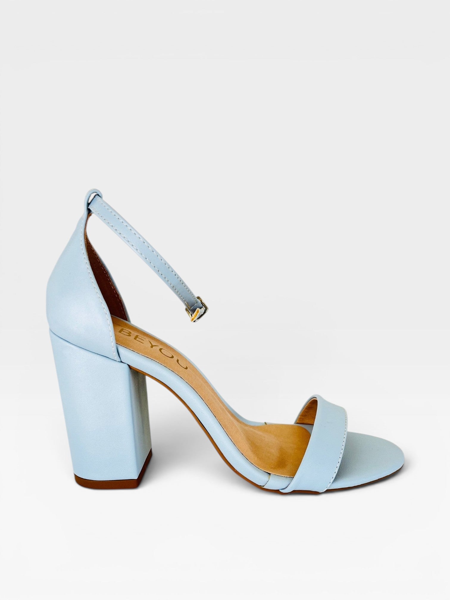Sandália Ibiza Beyou Shoes azul em napa com salto bloco de 9,5 cm e tira ajustável no tornozelo.
