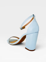 Sandália Ibiza Beyou Shoes azul em napa com salto bloco de 9,5 cm e tira no tornozelo, vista lateral.