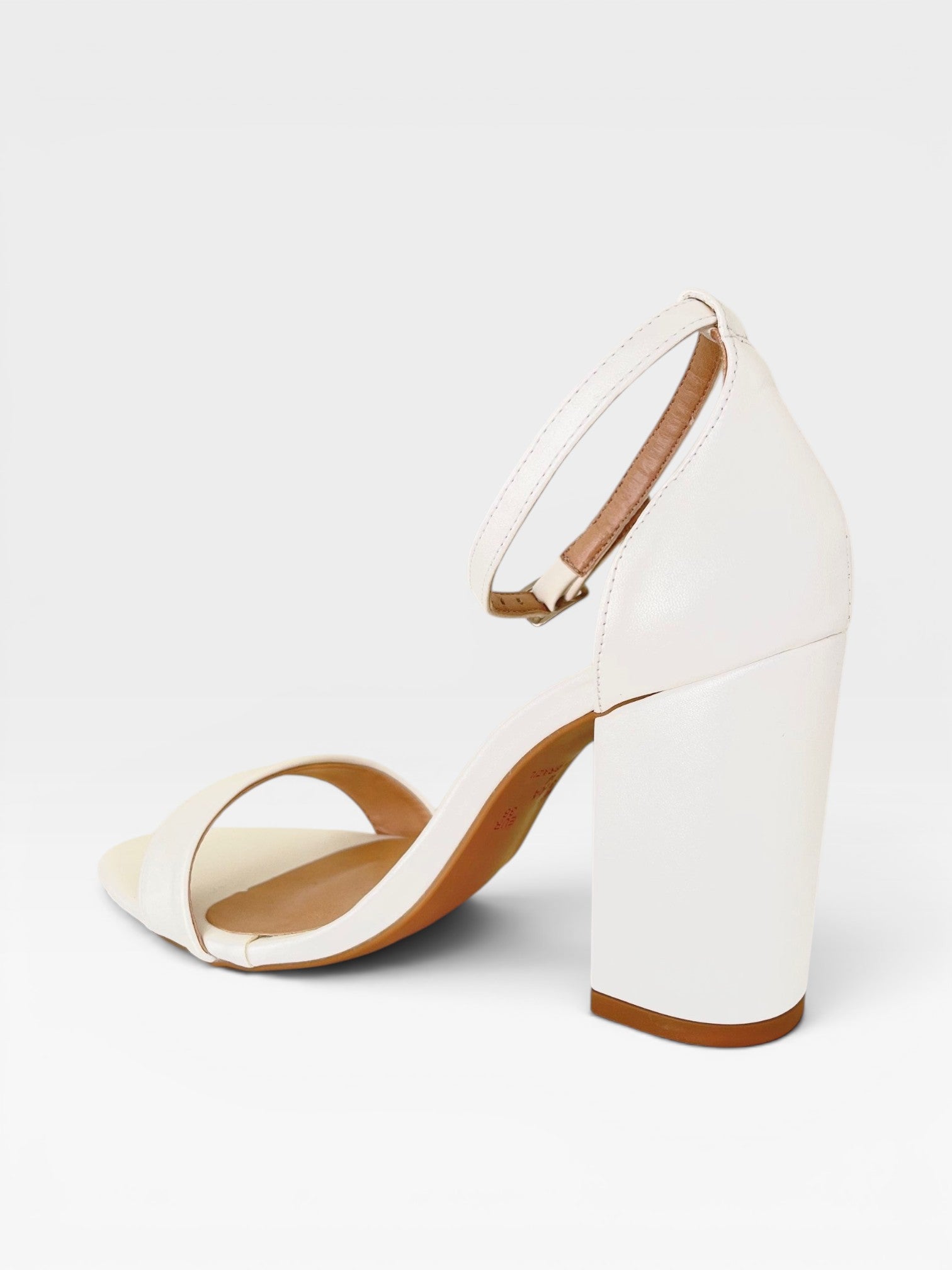 Sandália Ibiza Beyou Shoes branca em napa com salto bloco de 9,5 cm e tira no tornozelo, vista lateral.