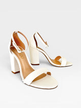 Sandália Ibiza Beyou Shoes branca em napa com salto bloco de 9,5 cm e fechamento por fivela no tornozelo