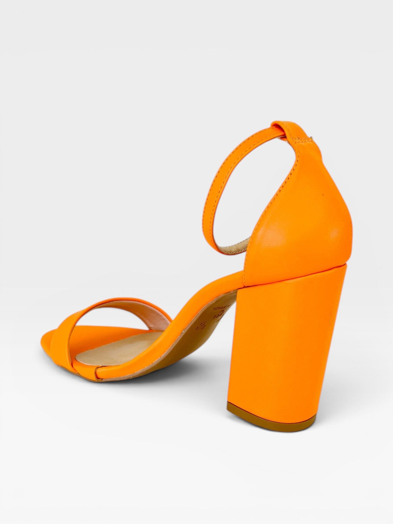 Sandália Ibiza Beyou Shoes laranja em napa com salto bloco de 9,5 cm e tira no tornozelo, vista lateral