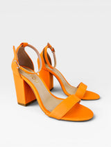 Sandália Ibiza Beyou Shoes laranja em napa com salto bloco de 9,5 cm e fechamento por fivela no tornozelo