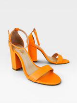 Sandália Ibiza Beyou Shoes laranja em napa com salto bloco de 9,5 cm e fechamento por fivela no tornozelo