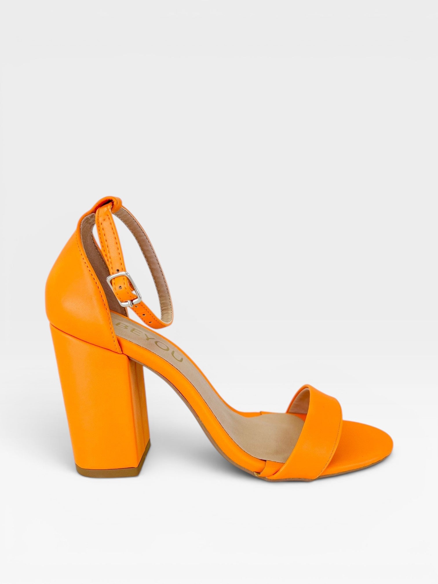 Sandália Ibiza Beyou Shoes laranja em napa com salto bloco de 9,5 cm e fechamento por fivela no tornozelo