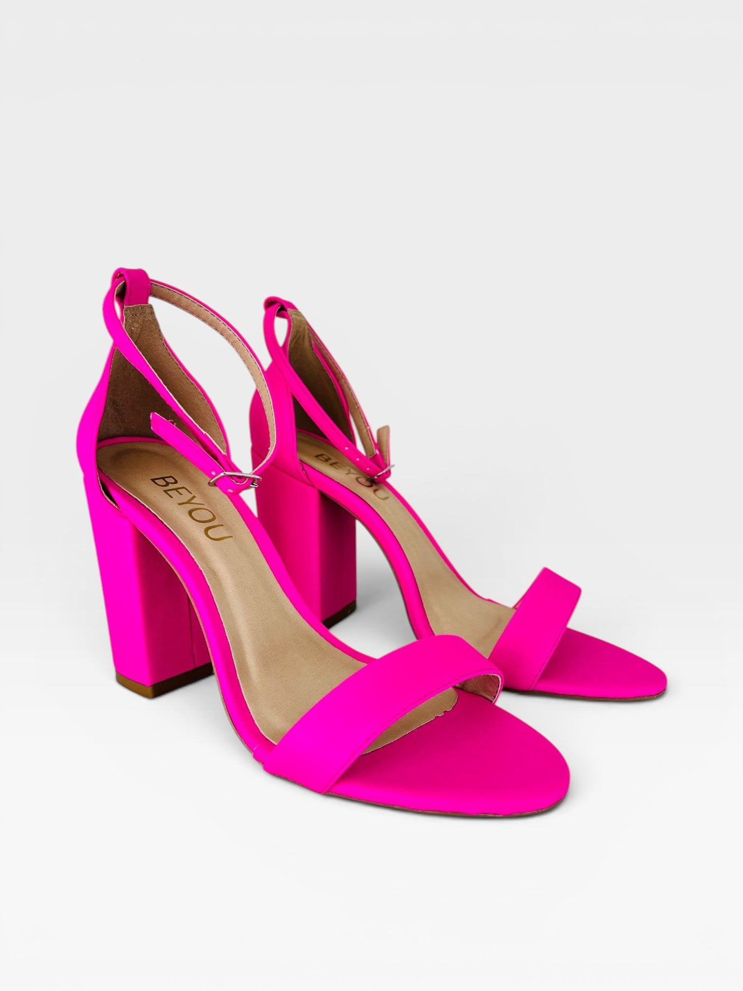 Sandália Beyou Shoes Ibiza em napa neon fuchsia com salto bloco alto de 9,5 cm e tira fina no tornozelo