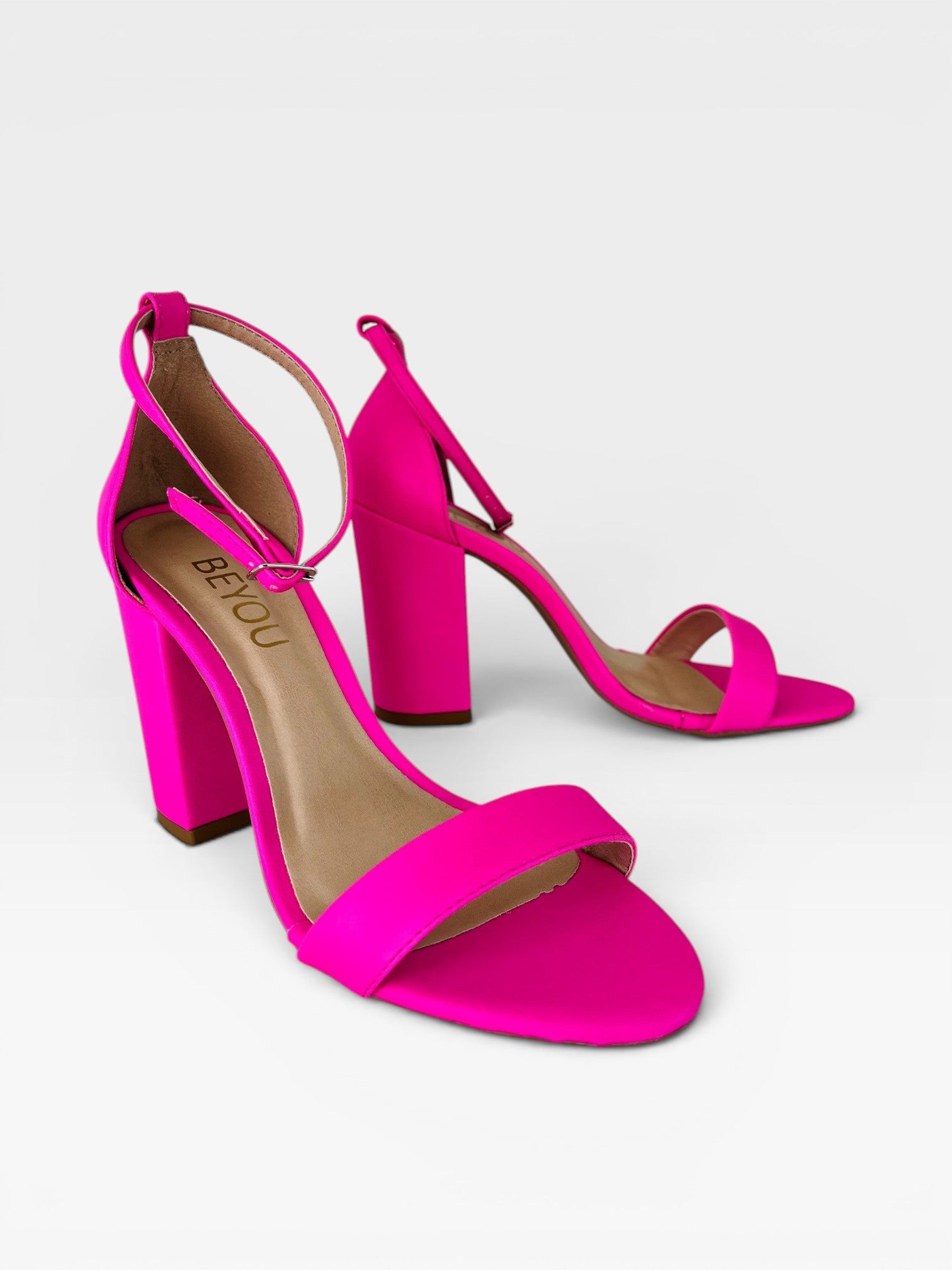 Sandália Beyou Shoes Ibiza em napa neon fuchsia com salto bloco de 9,5 cm e tira ajustável no tornozelo.