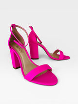 Sandália Beyou Shoes Ibiza em napa neon fuchsia com salto bloco de 9,5 cm e tira ajustável no tornozelo.