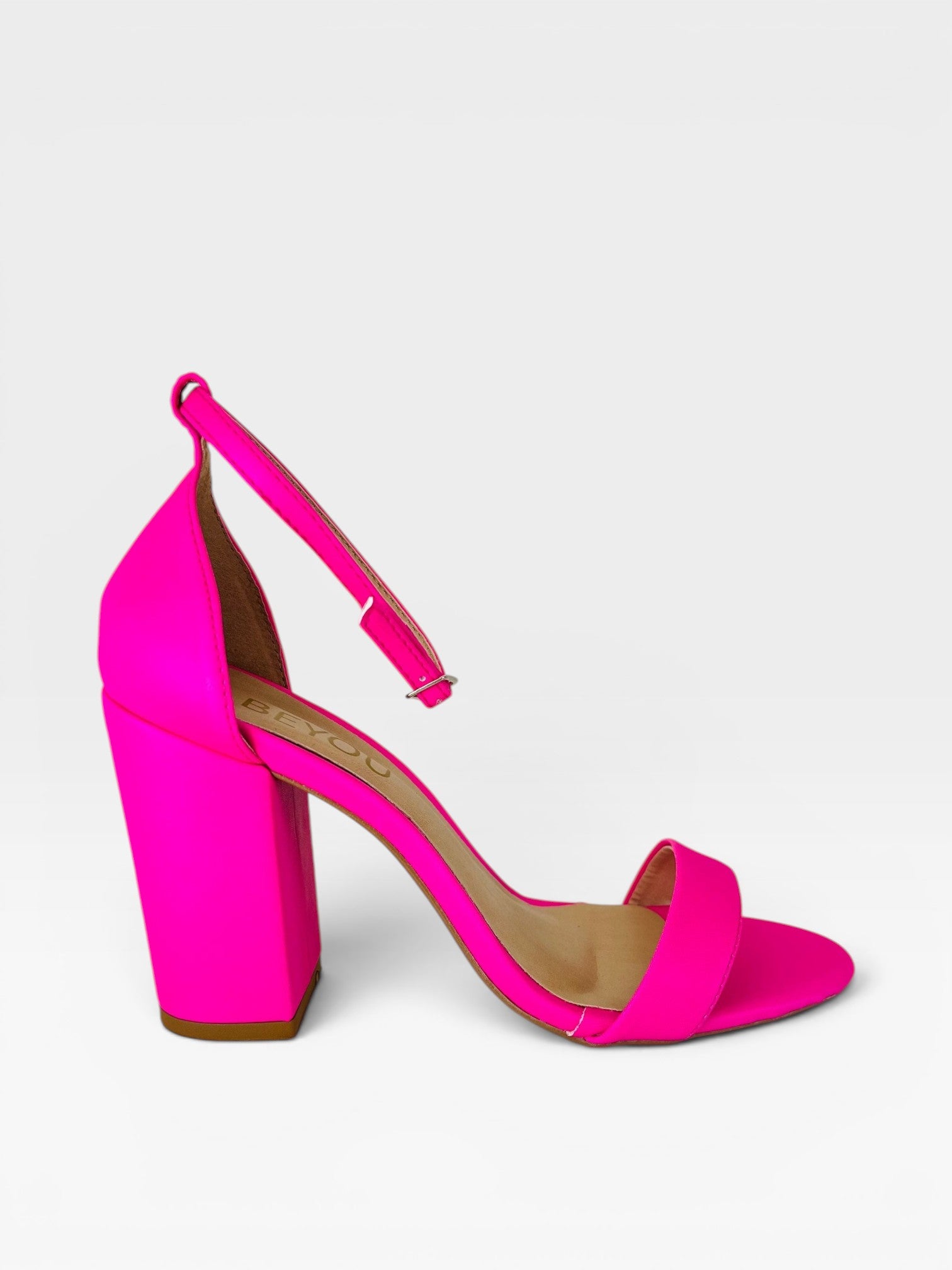 Sandália Ibiza Beyou Shoes em napa neon fuchsia com salto bloco de 9,5 cm e tira ajustável no tornozelo.