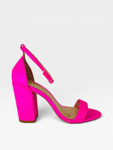 Sandália Ibiza Beyou Shoes em napa neon fuchsia com salto bloco de 9,5 cm e tira ajustável no tornozelo.