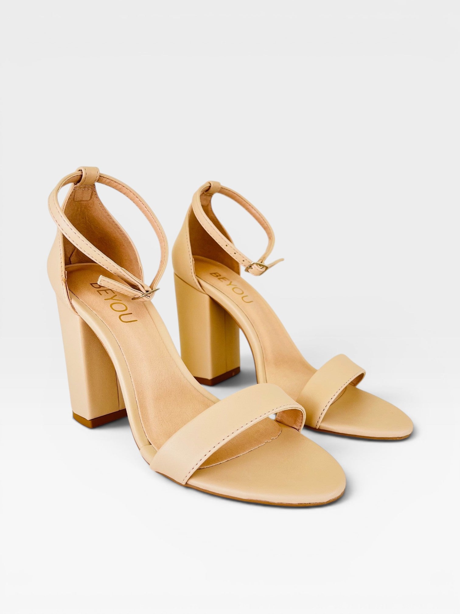 Sandália Beyou Shoes Ibiza nude em napa com salto bloco de 9,5 cm e fechamento por fivela no tornozelo