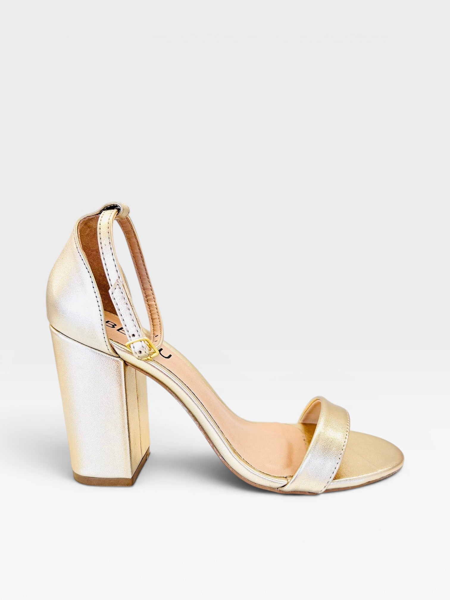 Sandália Beyou Shoes Ibiza em napa ouro light com salto bloco de 9,5 cm e tira ajustável no tornozelo.