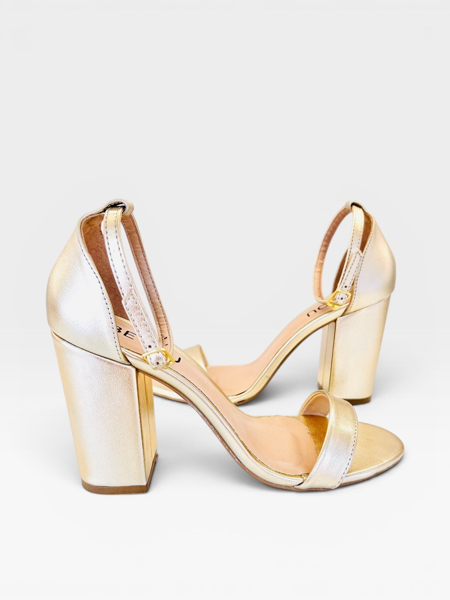 Sandália Beyou Shoes Ibiza em napa ouro light com salto bloco de 9,5 cm e tira com fivela no tornozelo