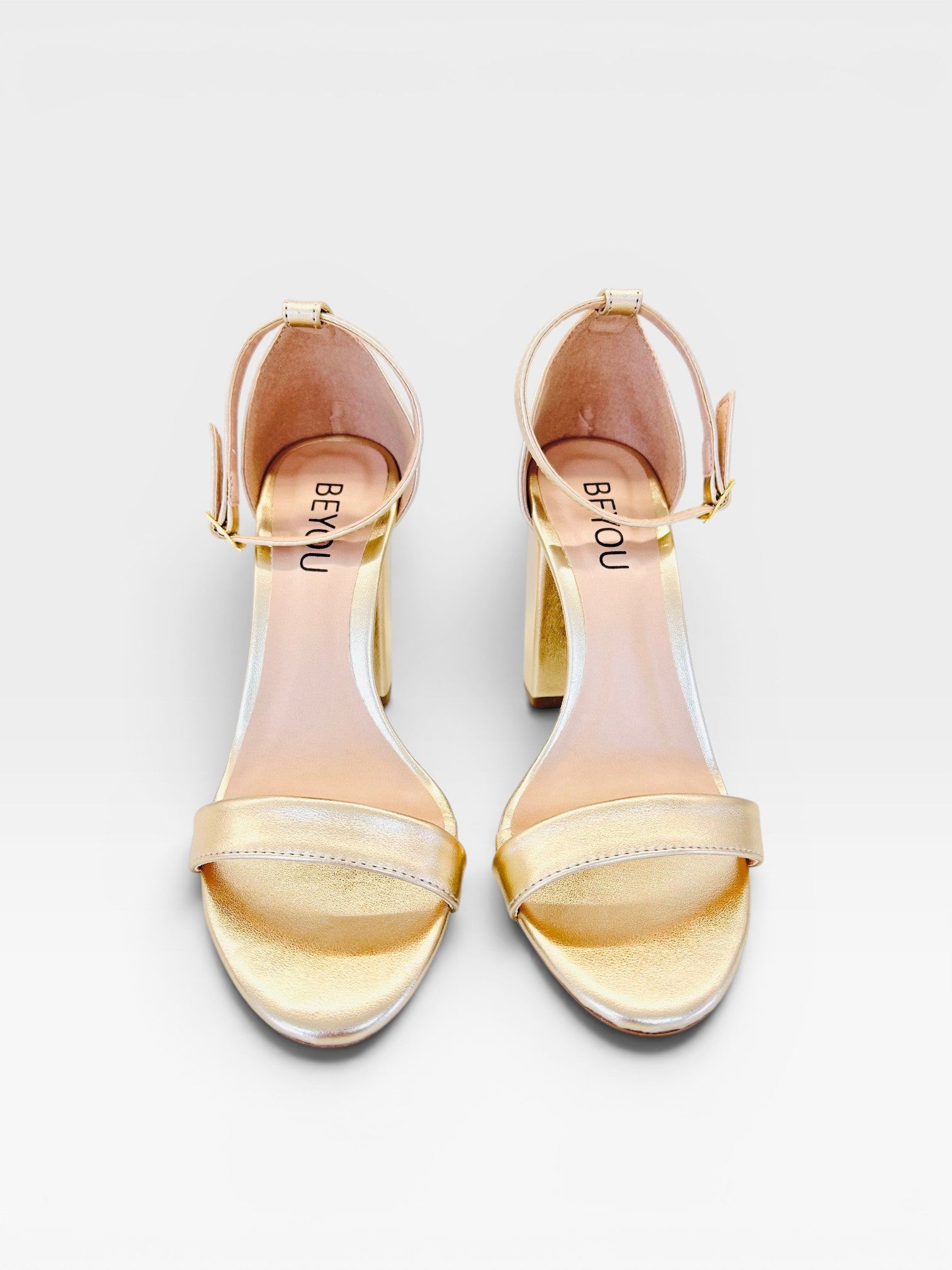 Sandália Beyou Shoes Ibiza em napa ouro light com salto bloco de 9,5 cm e fechamento por fivela no tornozelo
